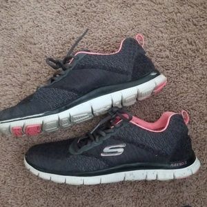 Used skech-knot dry form sneakers